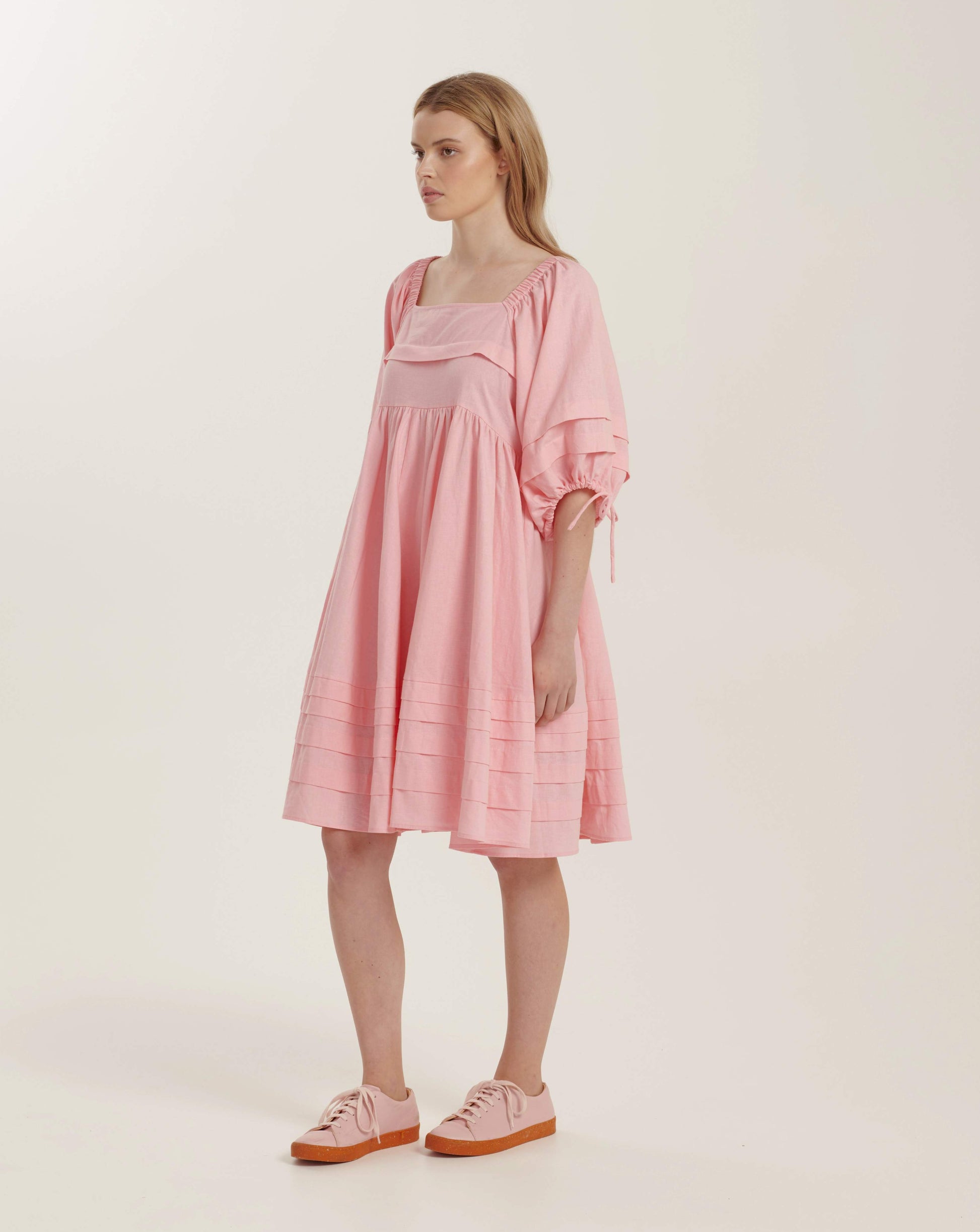 Voluminous linen dress with pleat bottom